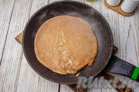 Готовка вкусного овсяного блина на жаркой сковороде