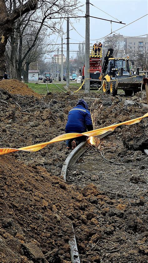 Замена поврежденных кирпичей: обновление столбов в деталях