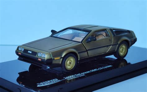 Изучение реальной модели автомобиля DeLorean DMC-12 для воссоздания деталей корабля