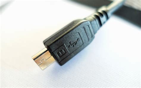 Используйте USB-кабель и компьютер