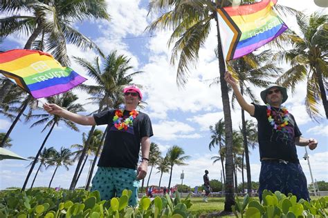 История создания и развития флага для LGBTQ+ сообщества: от Жбанса до Рэйна Гилберта